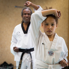 un pere et sa fille pratique le taekwondo ensemble