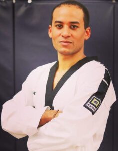 monrose benjamin instructeur de taekwondo pose de face