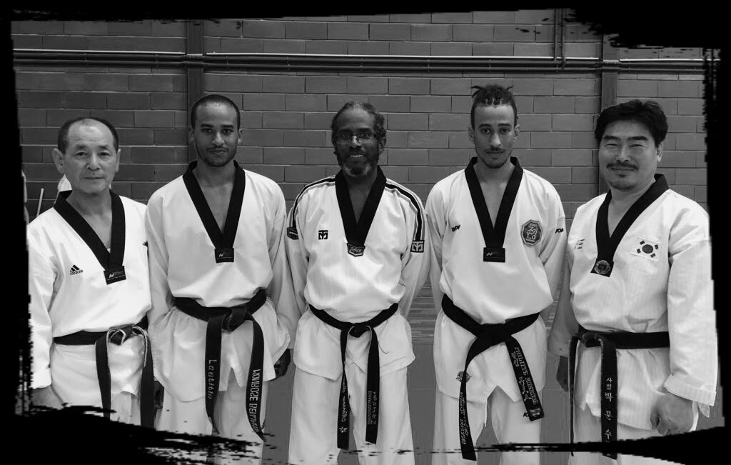 Maitres et famille instructeurs de taekwondo, Monrose Taekwondo Académie en dobok posant sur le tatami